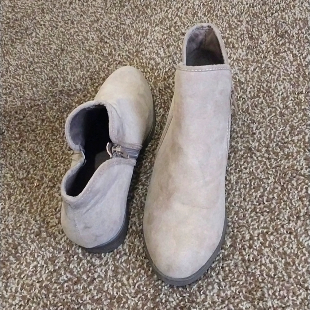 Ankle boots. Taupe color